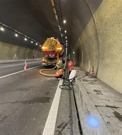 兰州隧道排水渠清淤